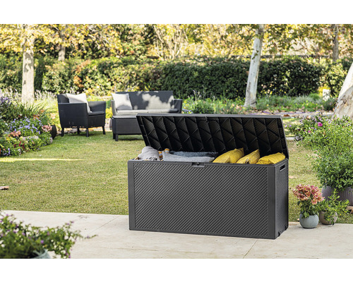 Otevřený zahradní box na zahradě se zahradním nábytkem