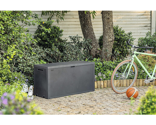 Fotografie šedé zahradní truhly venku vedle kola a basketbalového míče