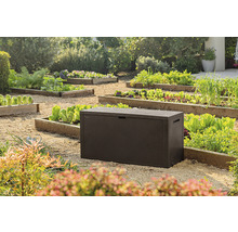 Zahradní scéna s hnědým zahradním boxem na štěrku mezi zeleninovými záhony.