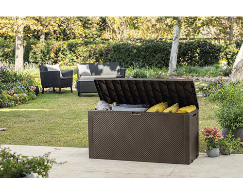 Otevřený zahradní box s polštáři a přikrývkami na zahradě