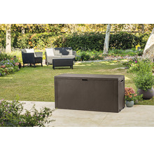 Hnědý plastový zahradní box na terase se zahradním nábytkem v pozadí