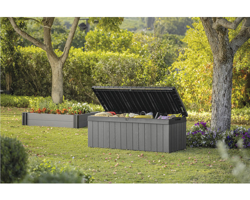 Otevřený zahradní box z plastu na trávníku