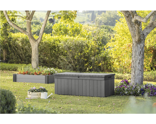 Zahradní scéna se zahradním boxem a vyvýšeným záhonem na trávníku