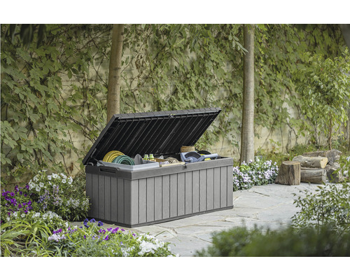 Otevřený zahradní box se zahradním nářadím na zahradě