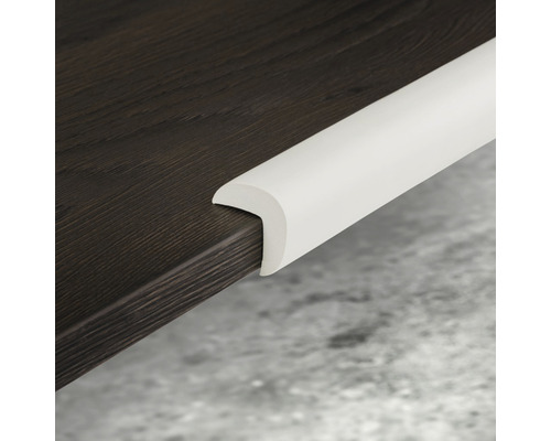 Plastový profil na ochranu hran na hraně stolu