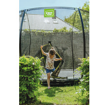 Dívka vstupuje do zahradní trampolíny Exit Toys se zabezpečovací sítí.