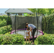 Zahradní scéna s trampolínou s ochrannou sítí, ženou a dítětem.