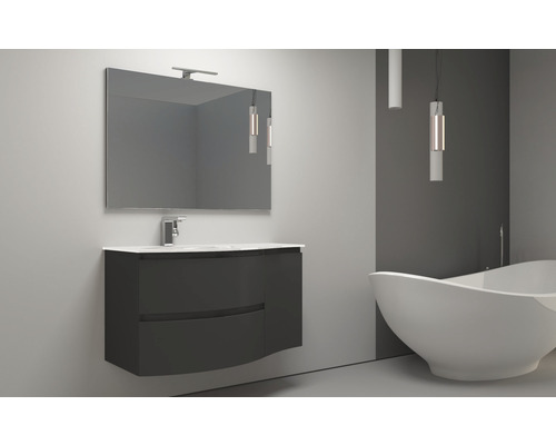 Moderní koupelna s umyvadlem, zrcadlem a volně stojící vanou