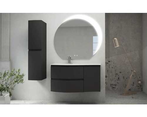 Koupelna s umyvadlem, zrcadlem a vysokou skříní.