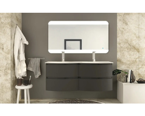 Moderní koupelna s dvojitým umyvadlem, skříňkou a osvětleným zrcadlem