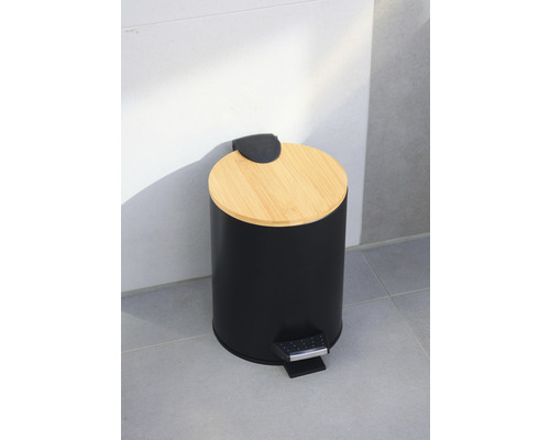 Černý odpadkový koš s bambusovým víkem do koupelny
