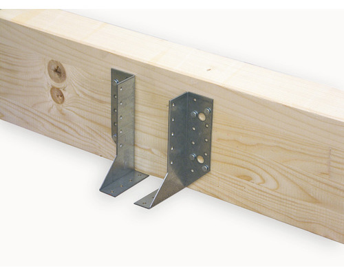 Dva kovové spojky nosníků připevněné k dřevěnému trámu