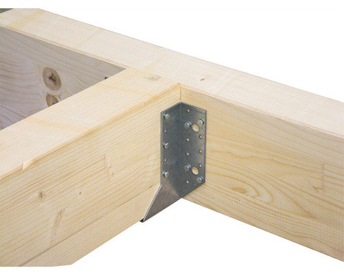 Dřevěné trámy spojené úhelníkovou spojkou