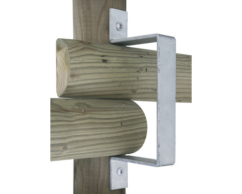 Detailní pohled na kovový držák sloupku na dřevěném plotě