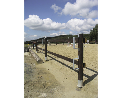 Dřevěný plot pro koňskou ohradu s bránou a překážkami