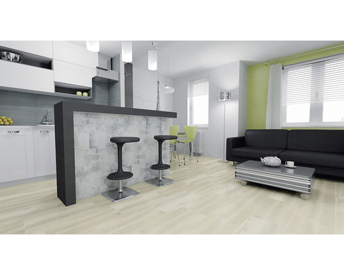 Světlý obývací pokoj s kuchyňským barem, barovými stoličkami a posezením