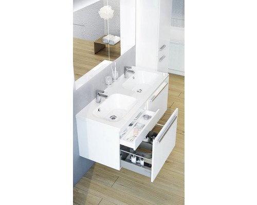 Koupelna s bílým dvojitým umyvadlem, skříňka pod umyvadlo s výsuvy a úložným prostorem