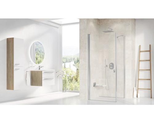 Koupelna se sprchovým koutem, umyvadlem, zrcadlovou skříňkou a žebříkem na ručníky