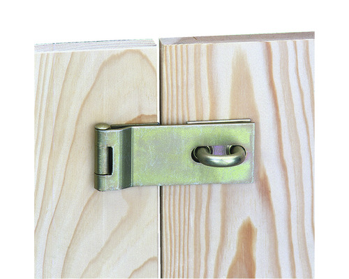 Kovový zámek na dřevěných dveřích