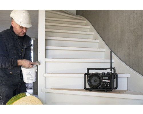 "Řemeslník natírá schodiště