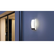 Moderní venkovní nástěnné svítidlo s integrovanou LED technologií pro atmosférické venkovní osvětlení