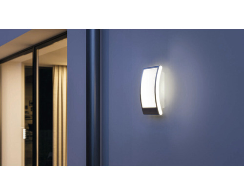 Moderní venkovní nástěnné svítidlo s integrovanou LED technologií pro atmosférické venkovní osvětlení