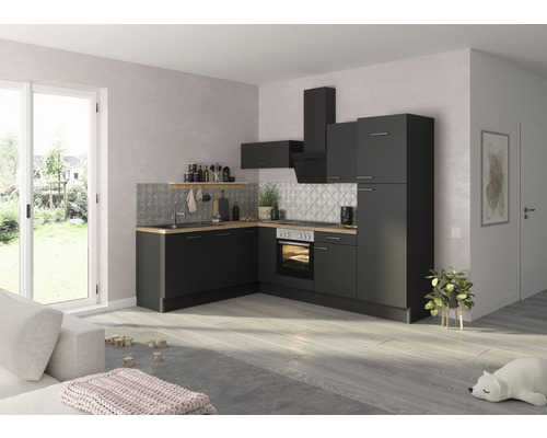 Kompletní kuchyně s dřezem, sporákem, digestoří a závěsnými skříňkami ve světlé místnosti