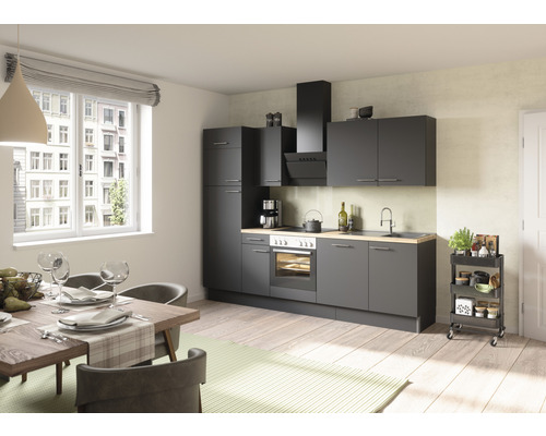 Moderní kuchyně s jídelním stolem a židlemi ve světlé místnosti.