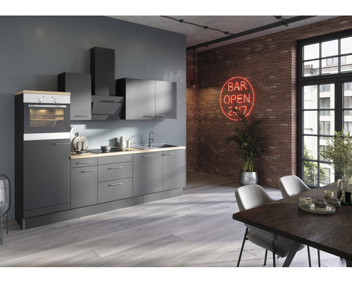 Moderní kuchyně s šedými skříňkami, umyvadlem a spotřebiči v místnosti s cihlovou zdí