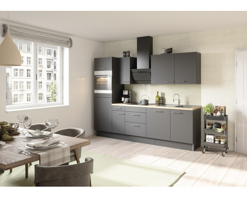 Moderní šedá vestavěná kuchyně s jídelním stolem a židlemi