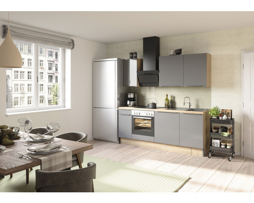 Světlá jídelna s kuchyňským koutem a jídelním stolem.