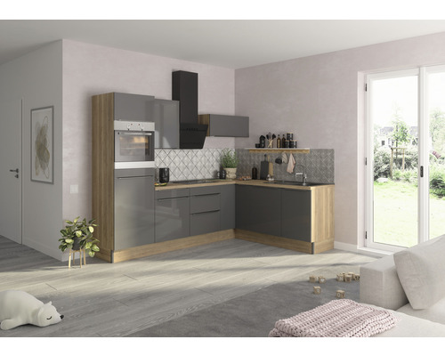 Světlá, moderní kuchyně se šedými skříňkami, dřevěnými prvky a černým odsavačem par.