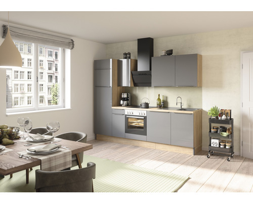 Světlá kuchyně s jídelním stolem, židlemi a kuchyňským nábytkem v šedé barvě a vzhledu dřeva