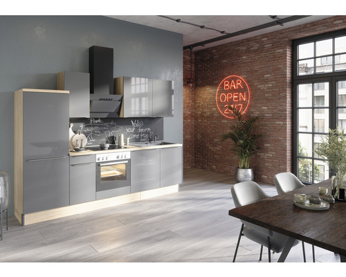 Moderní kuchyně se šedými skříňkami, dřevěnou pracovní deskou a cihlovou zdí