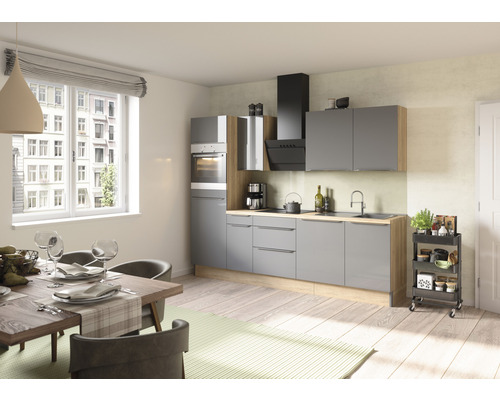 Světlá kuchyně s jídelním stolem a židlemi