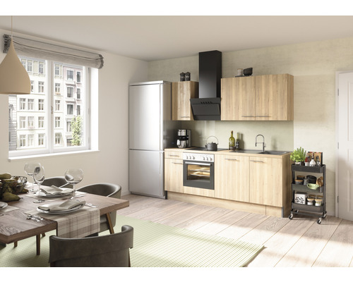 Světlá kuchyně s jídelním stolem, židlemi a kuchyňskou linkou