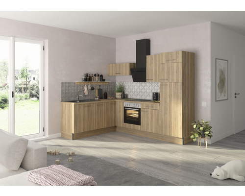 Světlá obytná kuchyně s dřevěnými prvky a digestoří