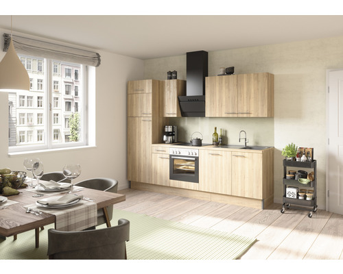 Světlá kuchyně s jídelním stolem a židlemi v moderně zařízeném pokoji.