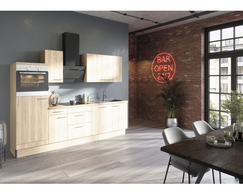 Moderní kuchyně s vestavnou troubou, digestoří a umyvadlem v místnosti s jídelním stolem