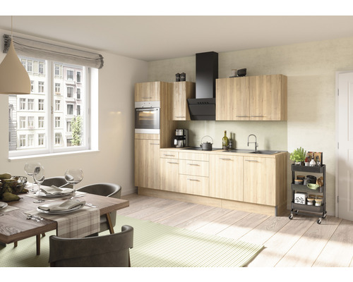 Světlá kuchyně s jídelním stolem, židlemi a kuchyňským vozíkem.