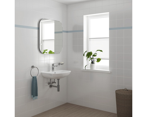 Světlá koupelna s umyvadlem, zrcadlem a oknem