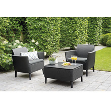 Sada zahradního nábytku se dvěma křesly a stolem na zahradě