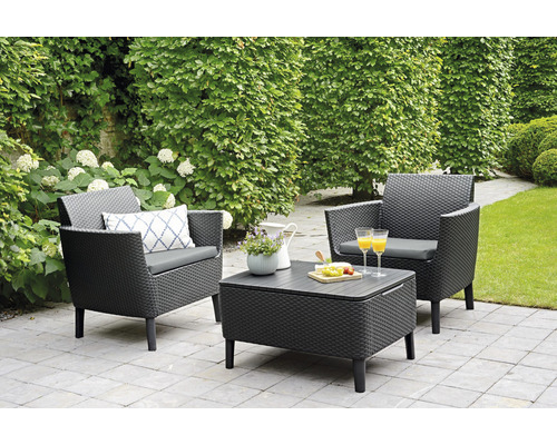 Sada zahradního nábytku se dvěma křesly a stolem na zahradě