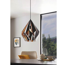 Závěsné svítidlo s geometrickým designem nad jídelním stolem