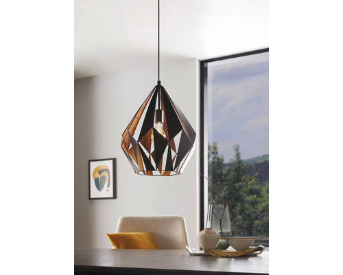 Závěsné svítidlo s geometrickým designem nad jídelním stolem