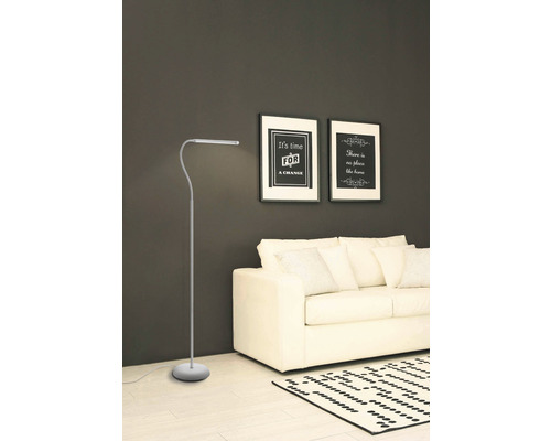 Stojací lampa v obývacím pokoji s pohovkou a nástěnnou dekorací