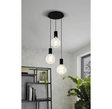 Závěsná lampa se třemi žárovkami v obývacím pokoji