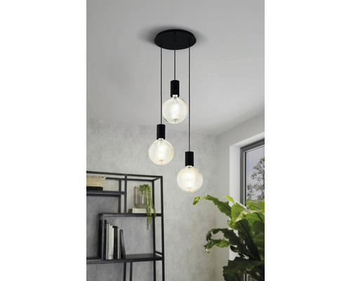 Závěsná lampa se třemi žárovkami v obývacím pokoji