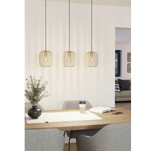 Jídelní stůl se třemi dřevěnými závěsnými svítidly.