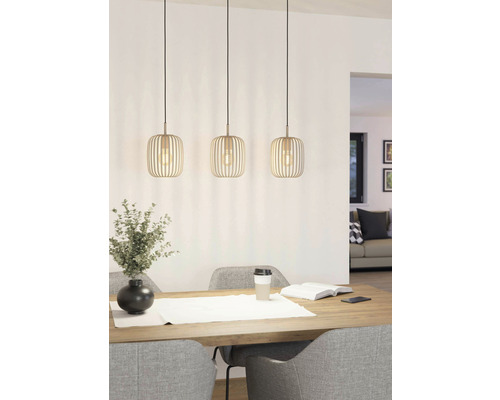 Jídelní stůl se třemi dřevěnými závěsnými svítidly.